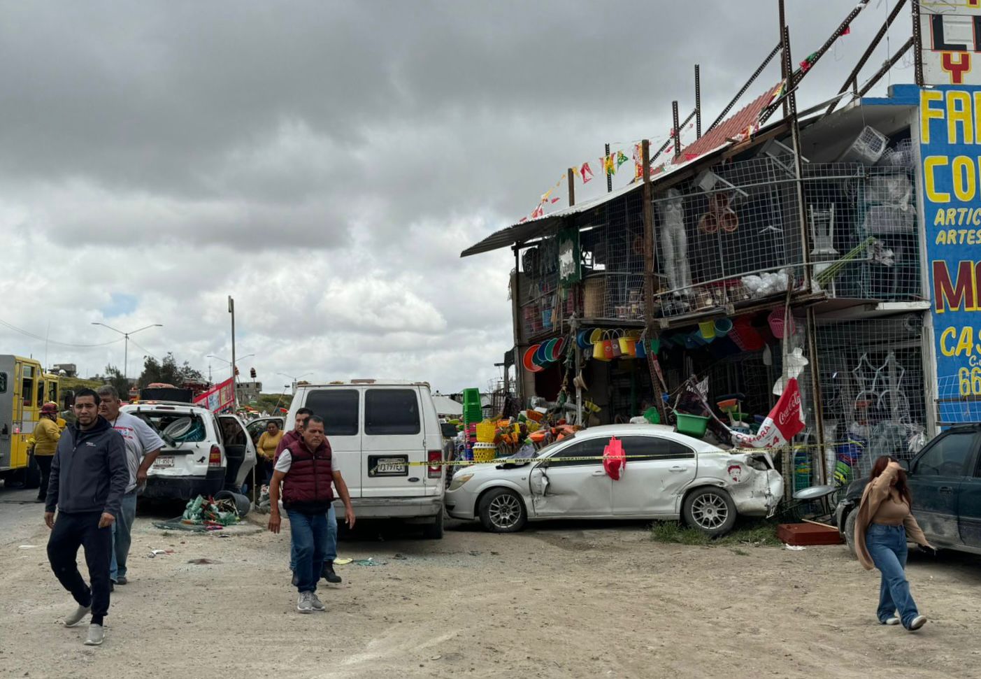 Mujer pierde el control de su auto y choca contra dos vehículos y un ...