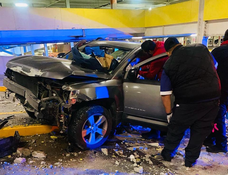 Mujer pierde el control de su auto y cae de un estacionamiento de ...