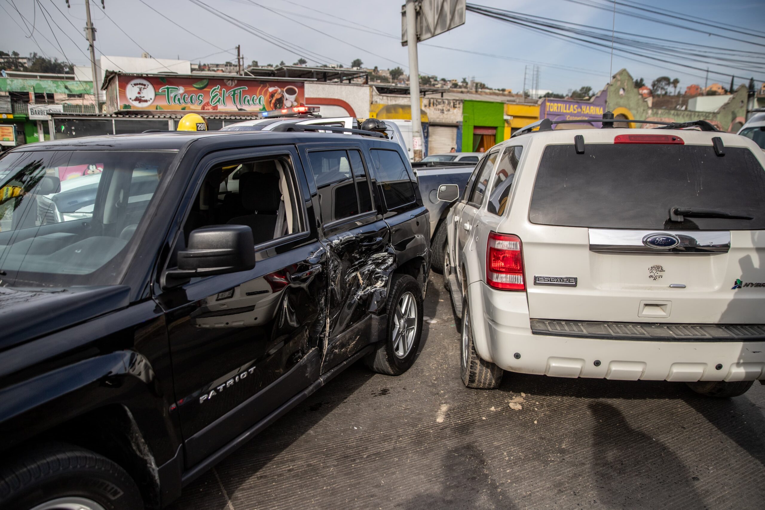 Conductora choca contra un vehículo y un patrulla de la Policía ...