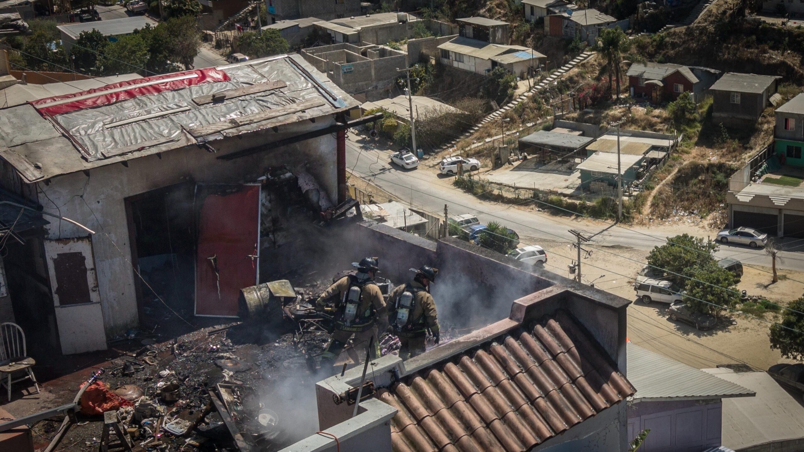 Fuerte incendio consume tercer piso de una vivienda en la colonia ...